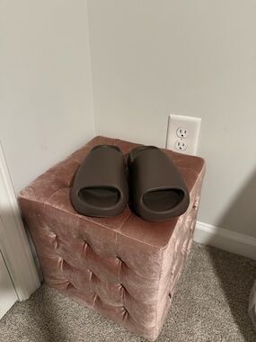 Adidas Yeezy Slides ‘Soot’